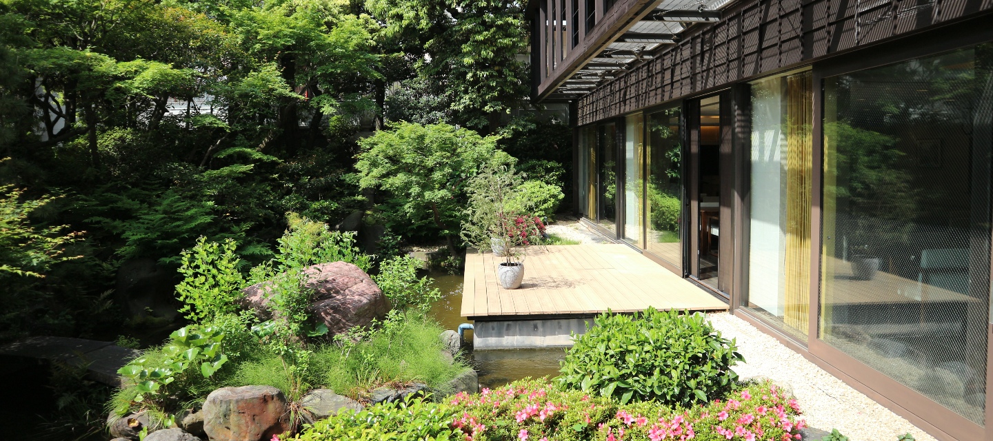 明治建築の意匠を受け継ぐ建物と日本庭園