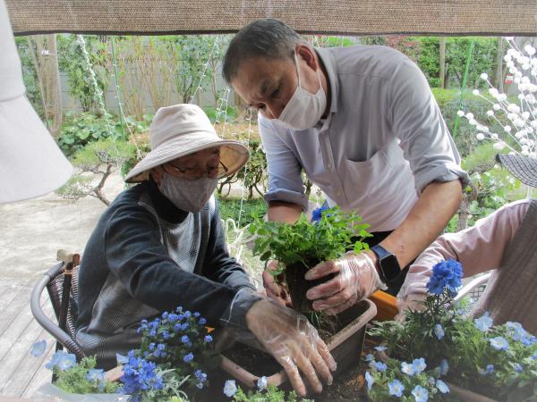 園芸療法「花の寄せ植え」