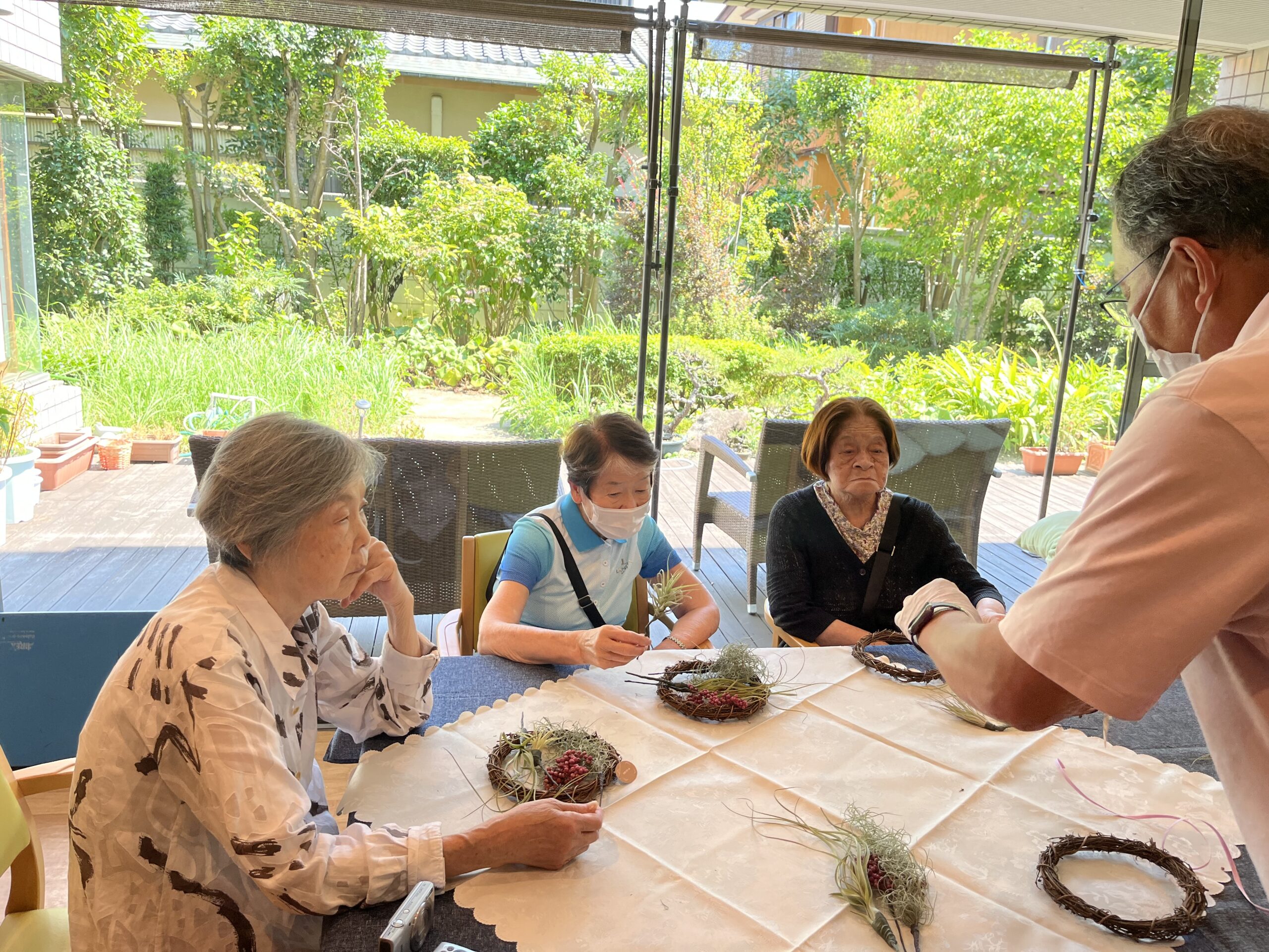 園芸療法「エアープランツのリース作り」