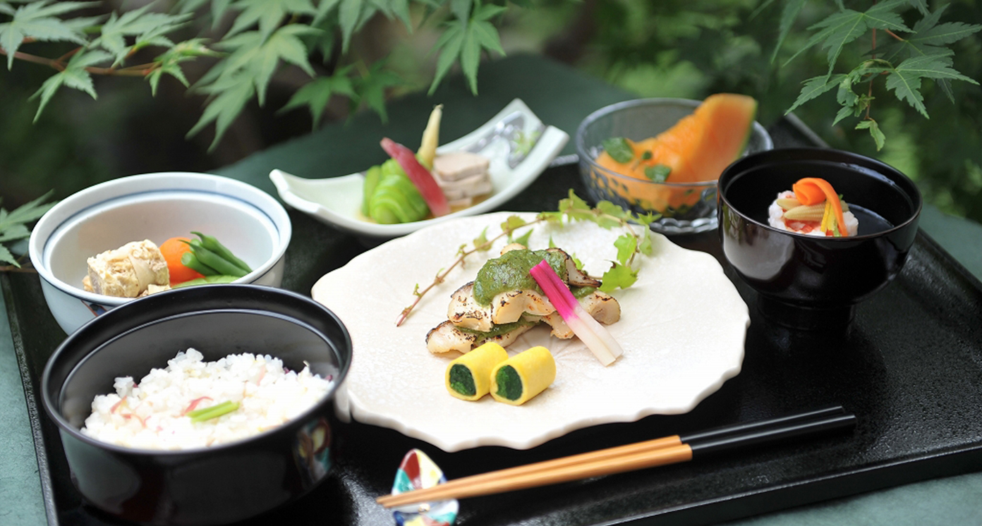 季節の食材を使った彩り豊かな和食膳。黒漆器に盛られた丁寧な調理