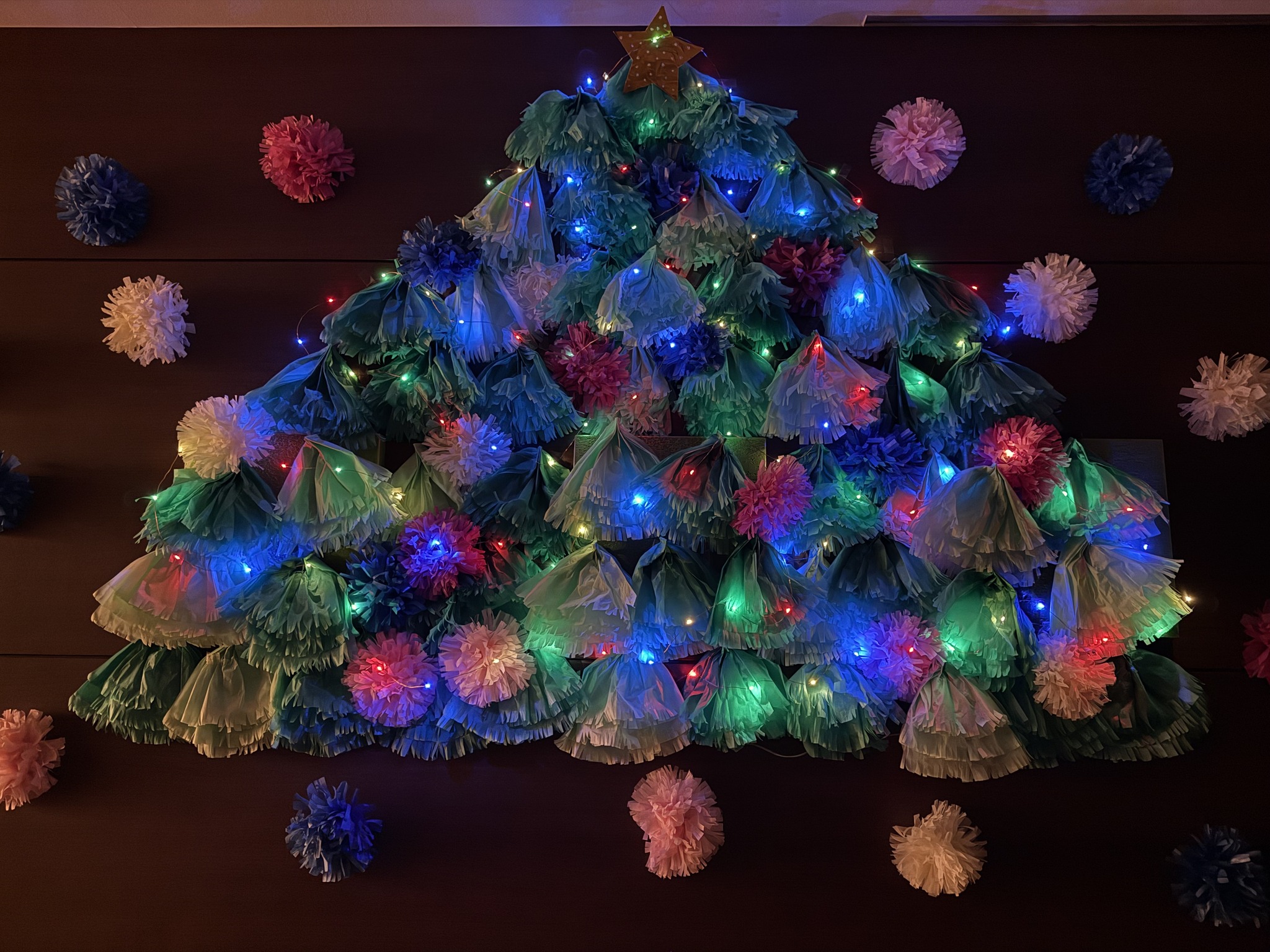 お花紙でクリスマスツリー