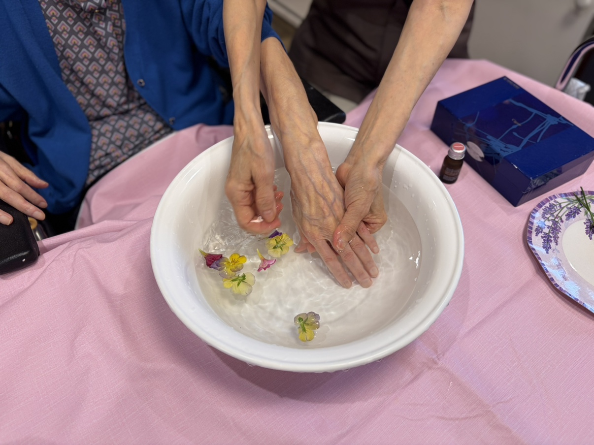 お花と手浴